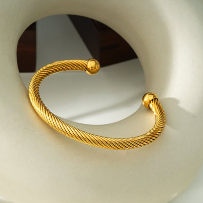 GOCHAR : Élégance contemporaine - Bracelet en or avec lignes de surface et perles