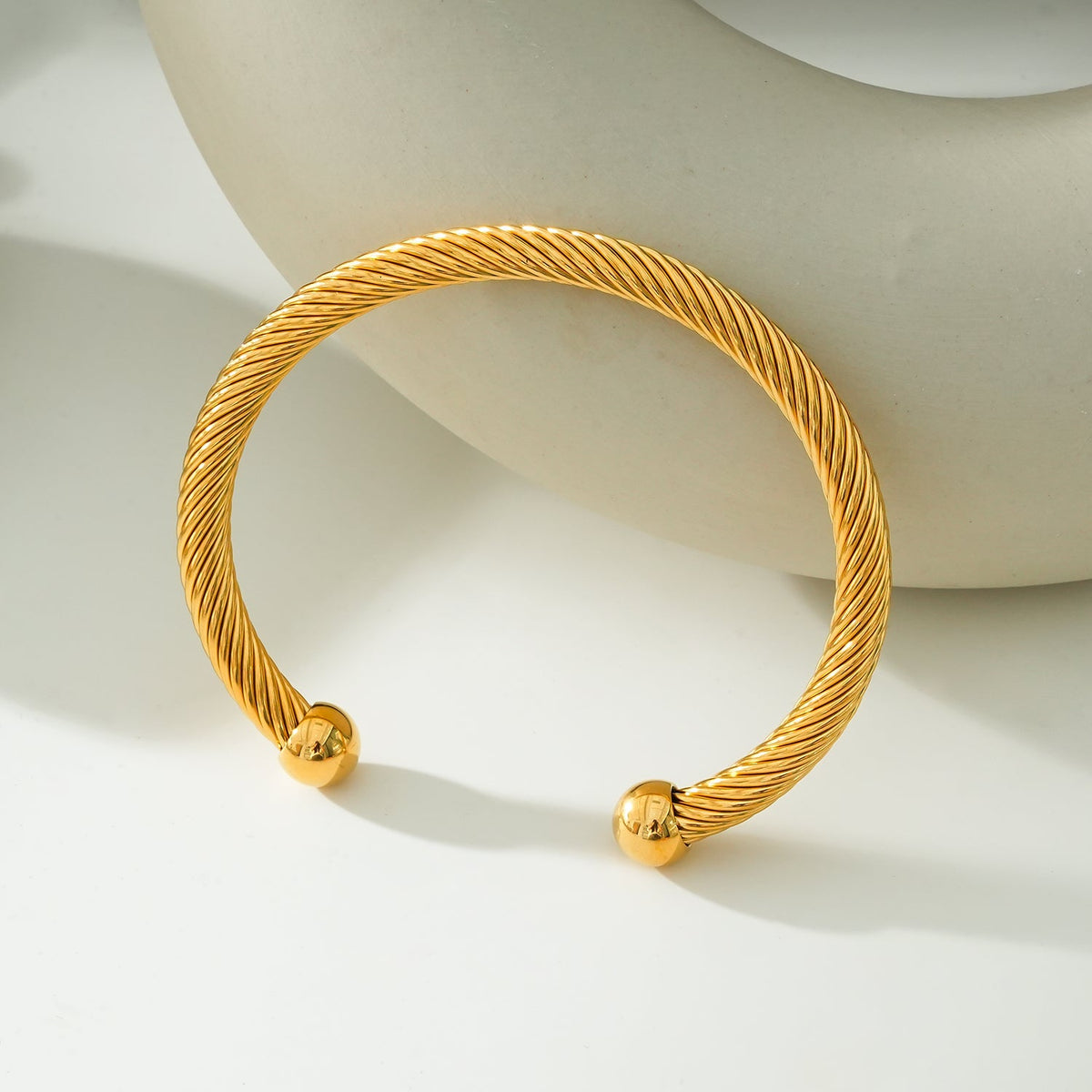 GOCHAR : Élégance contemporaine - Bracelet en or avec lignes de surface et perles