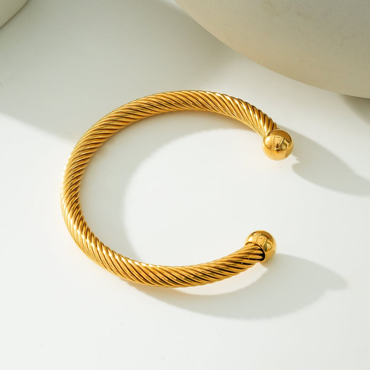 GOCHAR : Élégance contemporaine - Bracelet en or avec lignes de surface et perles