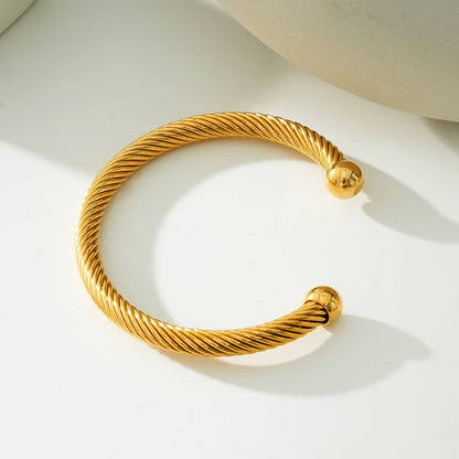 GOCHAR : Élégance contemporaine - Bracelet en or avec lignes de surface et perles