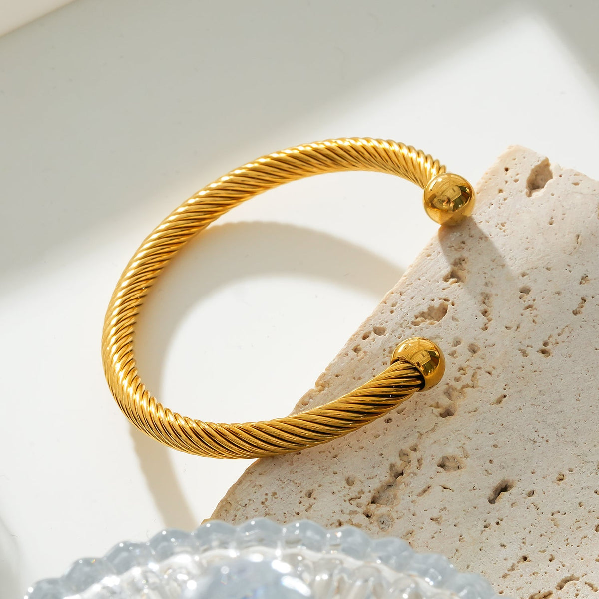 GOCHAR : Élégance contemporaine - Bracelet en or avec lignes de surface et perles
