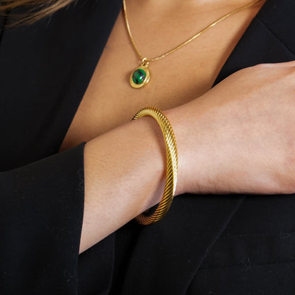 GOCHAR : Élégance contemporaine - Bracelet en or avec lignes de surface et perles