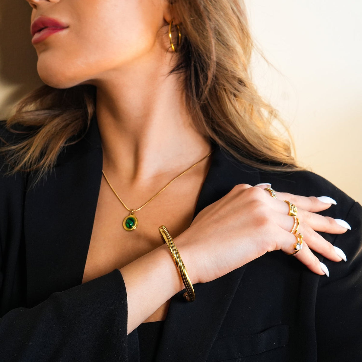 GOCHAR : Élégance contemporaine - Bracelet en or avec lignes de surface et perles