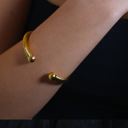 GOCHAR : Élégance contemporaine - Bracelet en or avec lignes de surface et perles