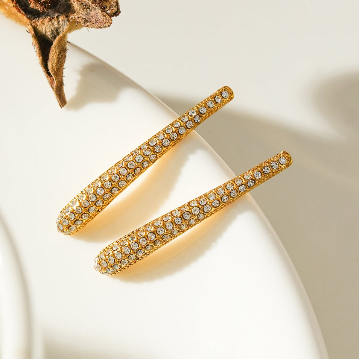 Style HILO : Boucles d'oreilles clous courbées pavées de zircone en or