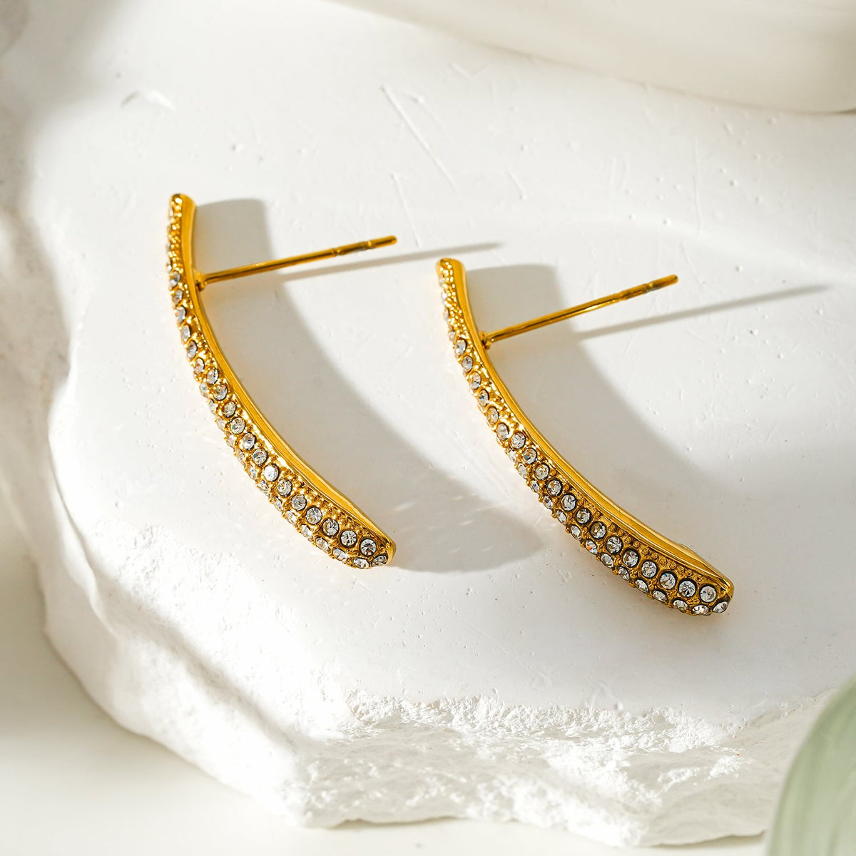 Style HILO : Boucles d'oreilles clous courbées pavées de zircone en or