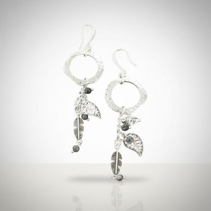 Boucles d'oreilles anneau martelé avec breloques feuilles en plaqué argent