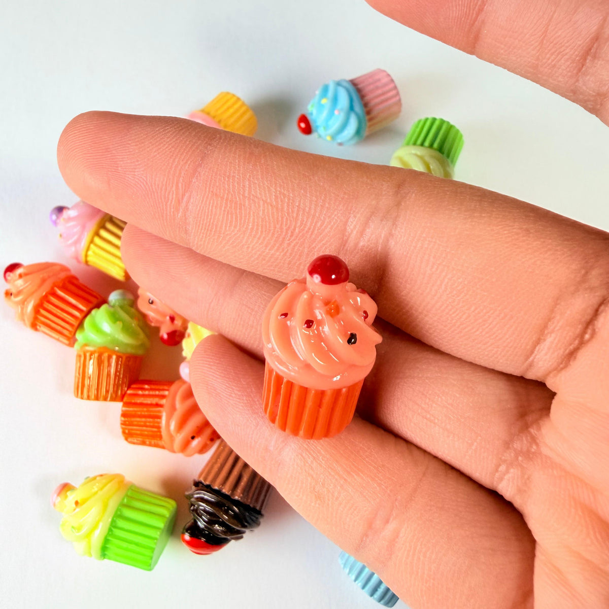 Mélange de breloques colorées mini cupcakes pour loisirs créatifs