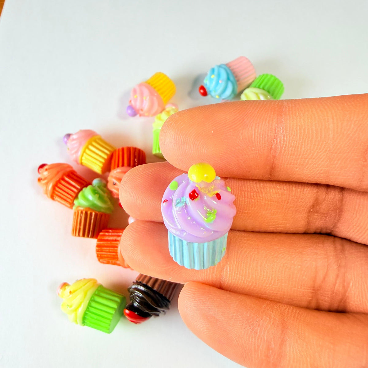 Mélange de breloques colorées mini cupcakes pour loisirs créatifs