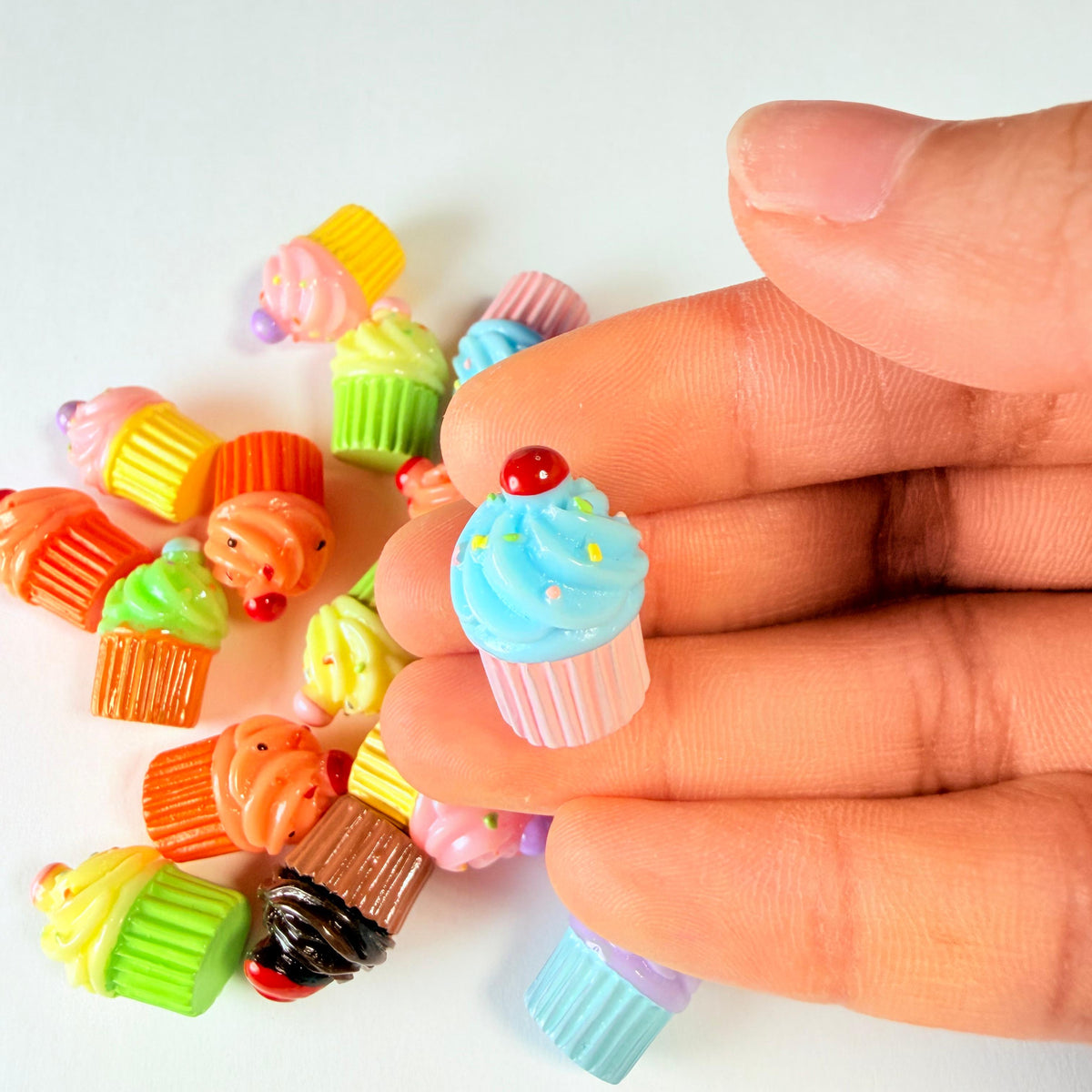 Mélange de breloques colorées mini cupcakes pour loisirs créatifs