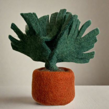Plante à feuilles vertes en feutre