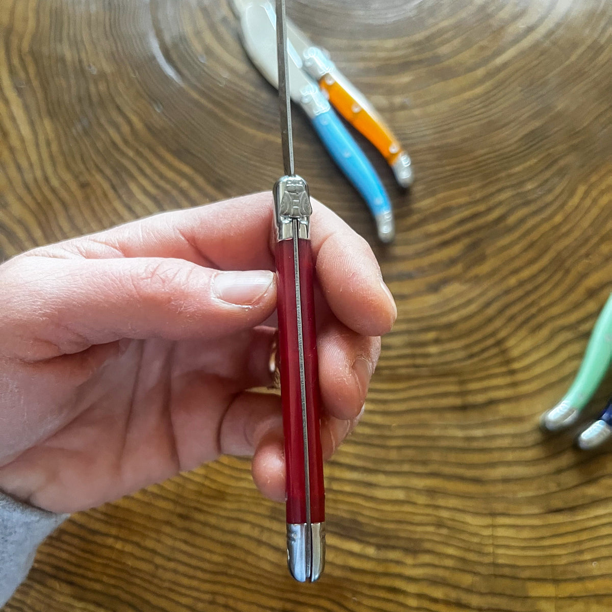 Couteau à beurre Laguiole ®, Rouge