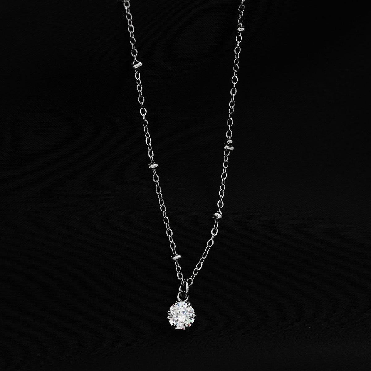 KADIRI Argent : Pendentif Solitaire Zircone sur une chaîne de perles