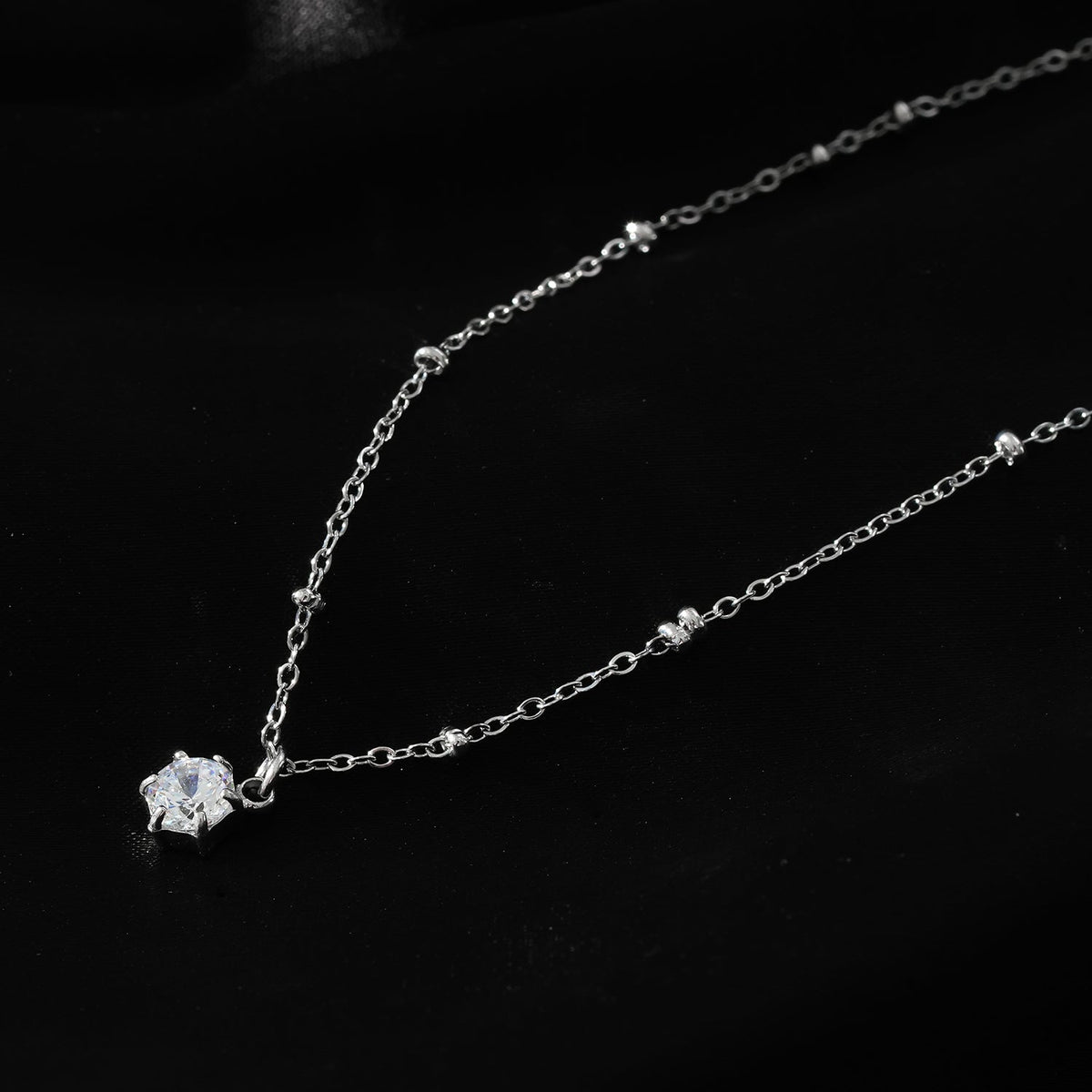 KADIRI Argent : Pendentif Solitaire Zircone sur une chaîne de perles
