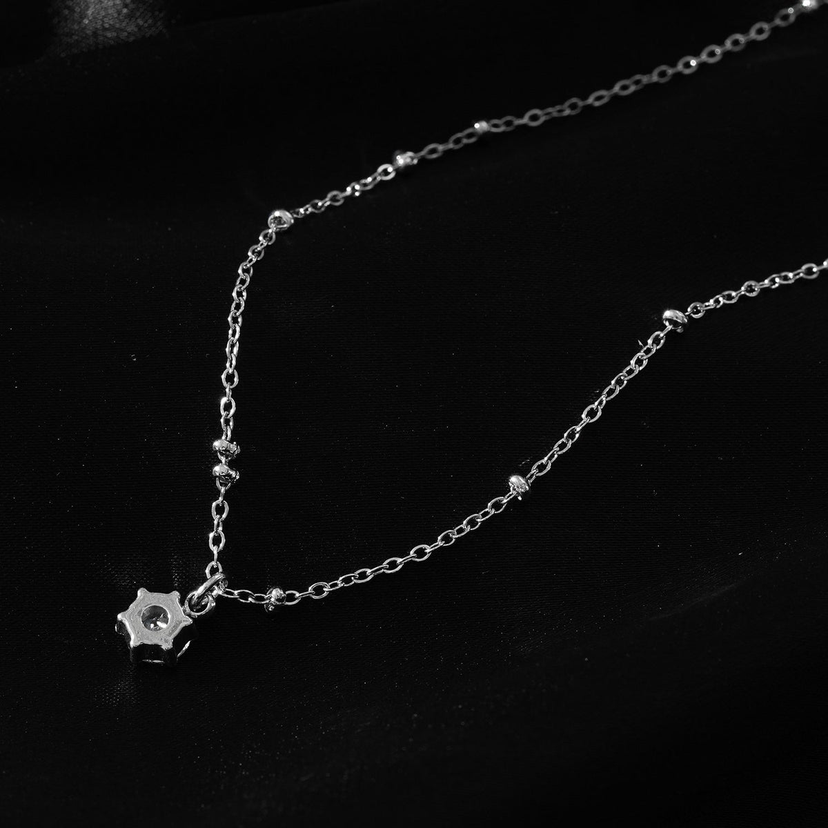 KADIRI Argent : Pendentif Solitaire Zircone sur une chaîne de perles