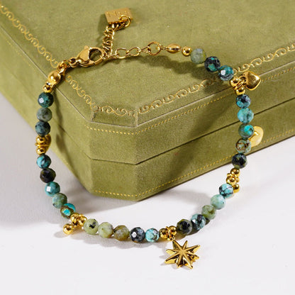 Style KAVYA : Bracelet chaîne en pierres turquoise bleues avec perles et breloques dorées