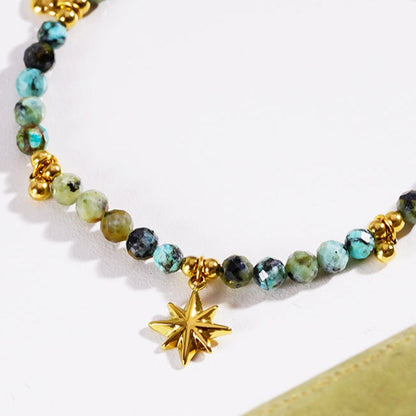 Style KAVYA : Bracelet chaîne en pierres turquoise bleues avec perles et breloques dorées