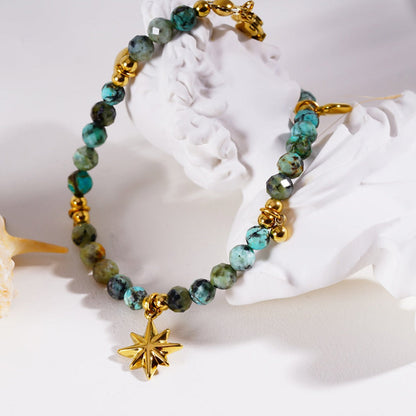 Style KAVYA : Bracelet chaîne en pierres turquoise bleues avec perles et breloques dorées