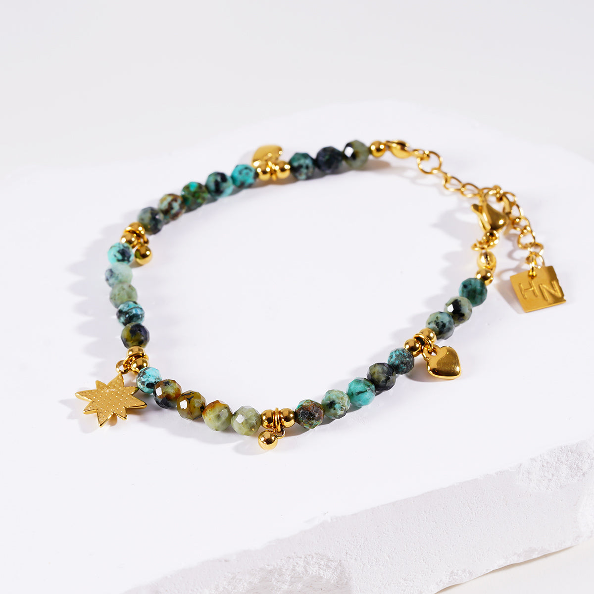 Style KAVYA : Bracelet chaîne en pierres turquoise bleues avec perles et breloques dorées