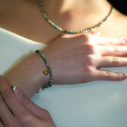 Style KAVYA : Bracelet chaîne en pierres turquoise bleues avec perles et breloques dorées