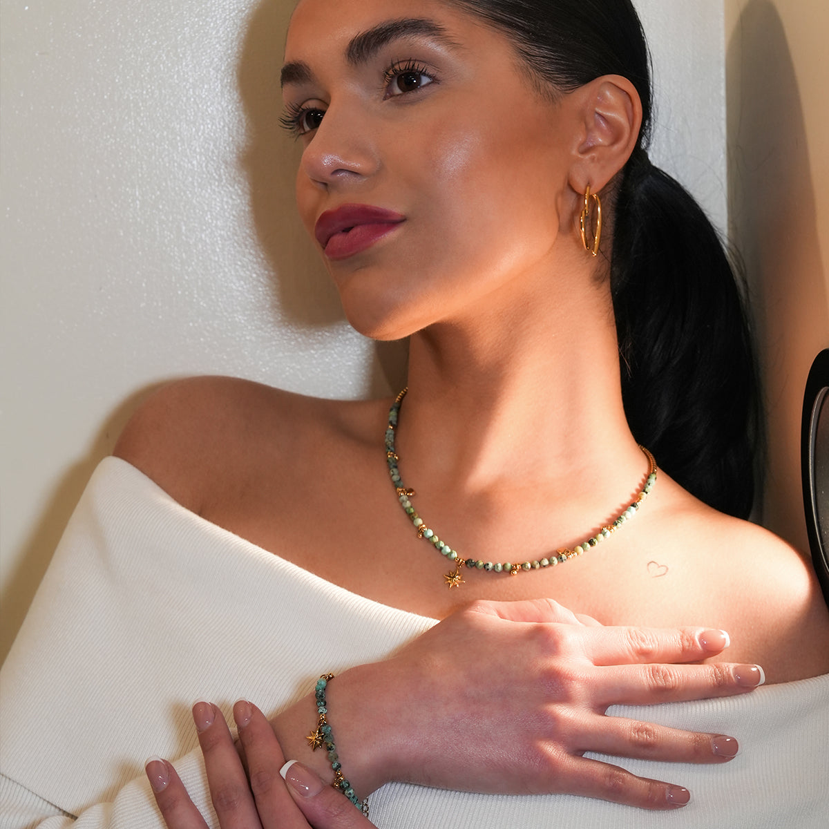 Style KAVYA : Bracelet chaîne en pierres turquoise bleues avec perles et breloques dorées