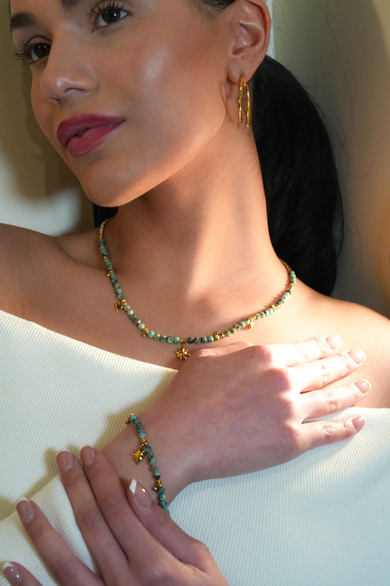 Style KAVYA : Bracelet chaîne en pierres turquoise bleues avec perles et breloques dorées