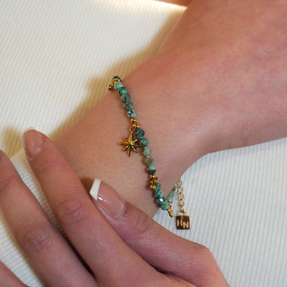 Style KAVYA : Bracelet chaîne en pierres turquoise bleues avec perles et breloques dorées