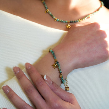 Style KAVYA : Bracelet chaîne en pierres turquoise bleues avec perles et breloques dorées