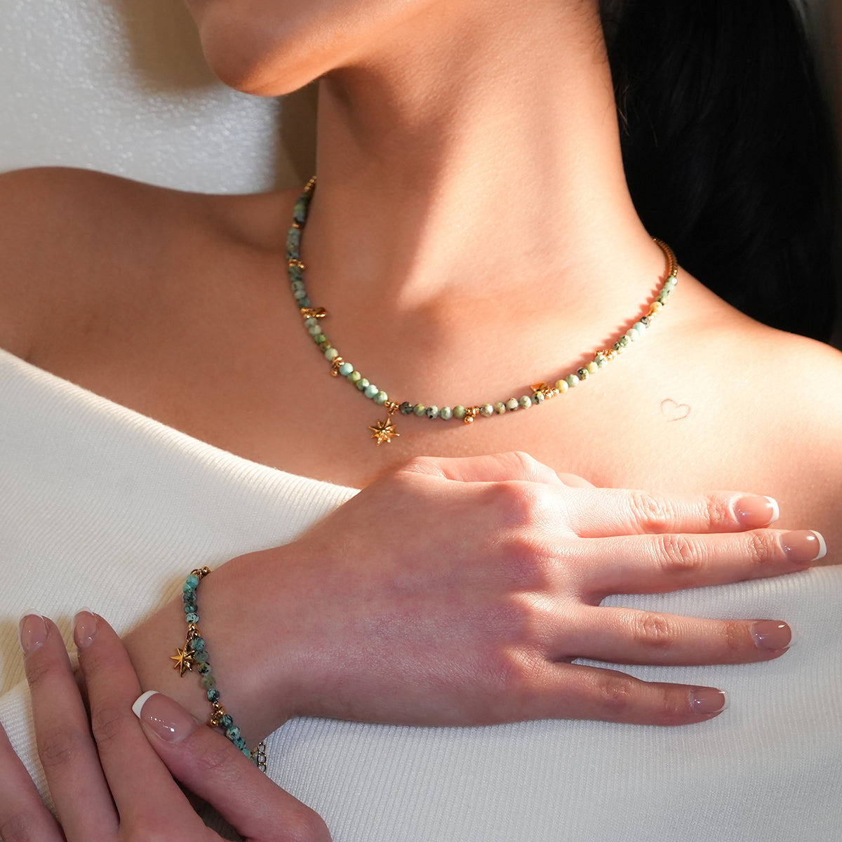 Style KAVYA : Bracelet chaîne en pierres turquoise bleues avec perles et breloques dorées