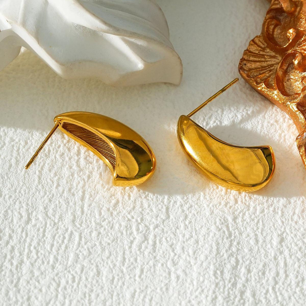 KEENE Gold : Clous d'oreilles géométriques légers à l'allure massive