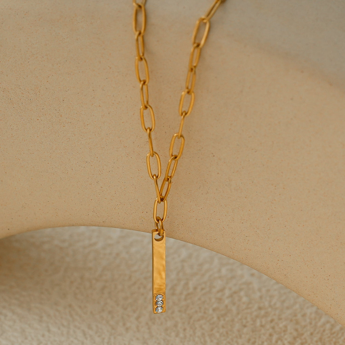 Style KORATIA: Minimalist Necklace with Paper-Clip Chain and Bar Charm Zirconia Embedded Pendant in Gold