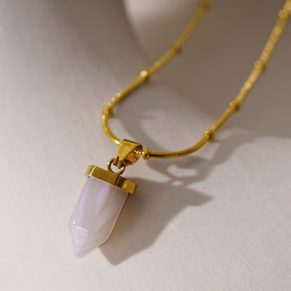 MAKEDA: Pendentif en améthyste monté sur un collier à chaîne perlée texturée peau de serpent