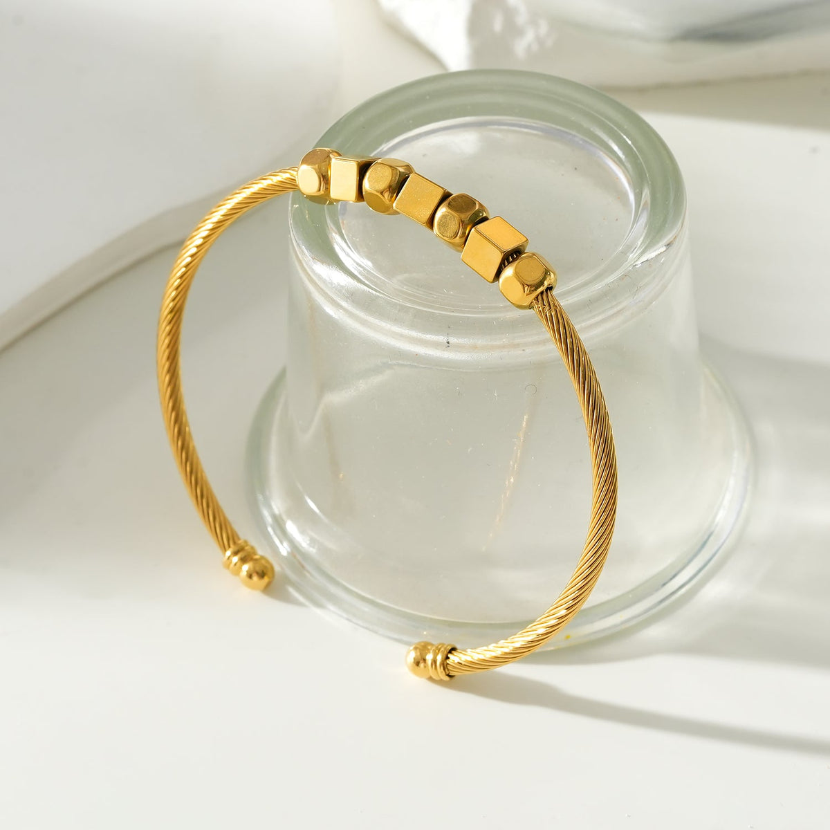 Style MALDONA: Industrial-Chic Bracelet with Round & Square Beads in Gold