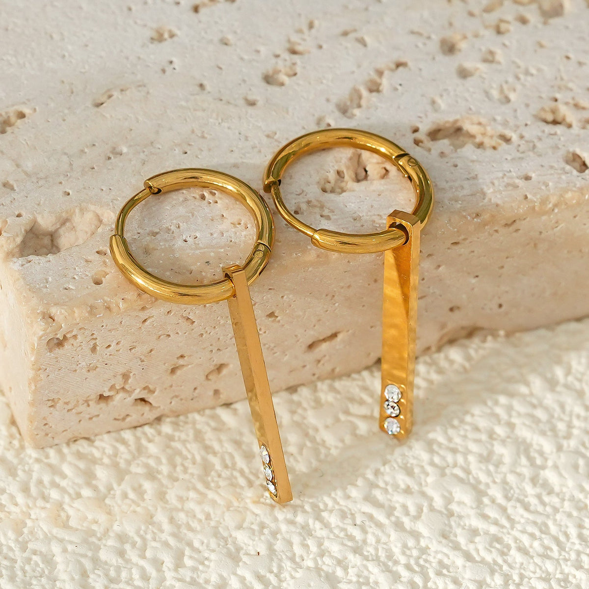 Style MAYLA : Créoles dorées au charme minimaliste, rehaussées d'un trio de zircons.