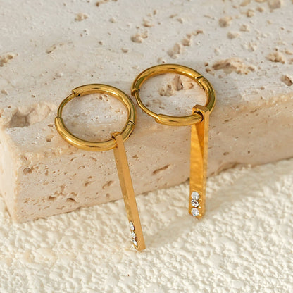 Style MAYLA : Créoles dorées au charme minimaliste, rehaussées d'un trio de zircons.
