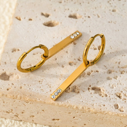 Style MAYLA : Créoles dorées au charme minimaliste, rehaussées d'un trio de zircons.