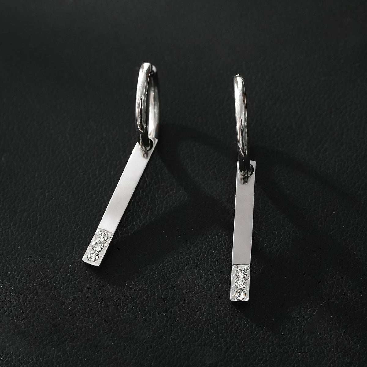 Style MAYLA : Créoles Argentées au Charme Minimaliste avec Trio de Zircons