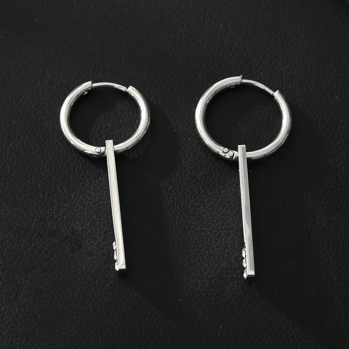 Style MAYLA : Créoles Argentées au Charme Minimaliste avec Trio de Zircons