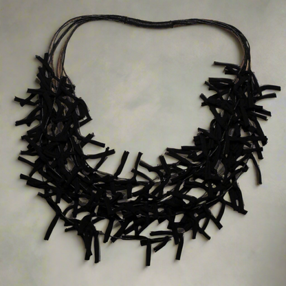 Collier en tissu noué multibrins