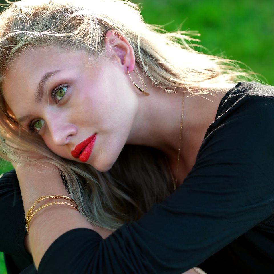 XIMENA: Boucles d'oreilles créoles dorées à courbes géométriques