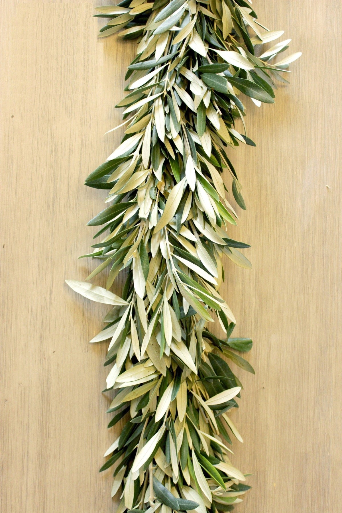 Chemin de table guirlande fraîche - Eucalyptus, Gypsophile, Ruscus