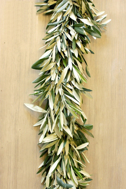 Chemin de table guirlande fraîche - Eucalyptus, Gypsophile, Ruscus