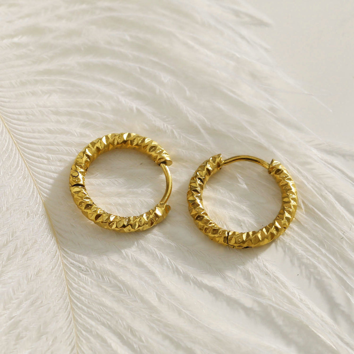 VISCONTA Gold : Finition ciselée - Boucles d'oreilles mini créoles à surface texturée