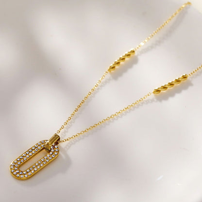 ASKIRA : Chaîne combinée torsadée avec un pendentif ovale orné de zircone