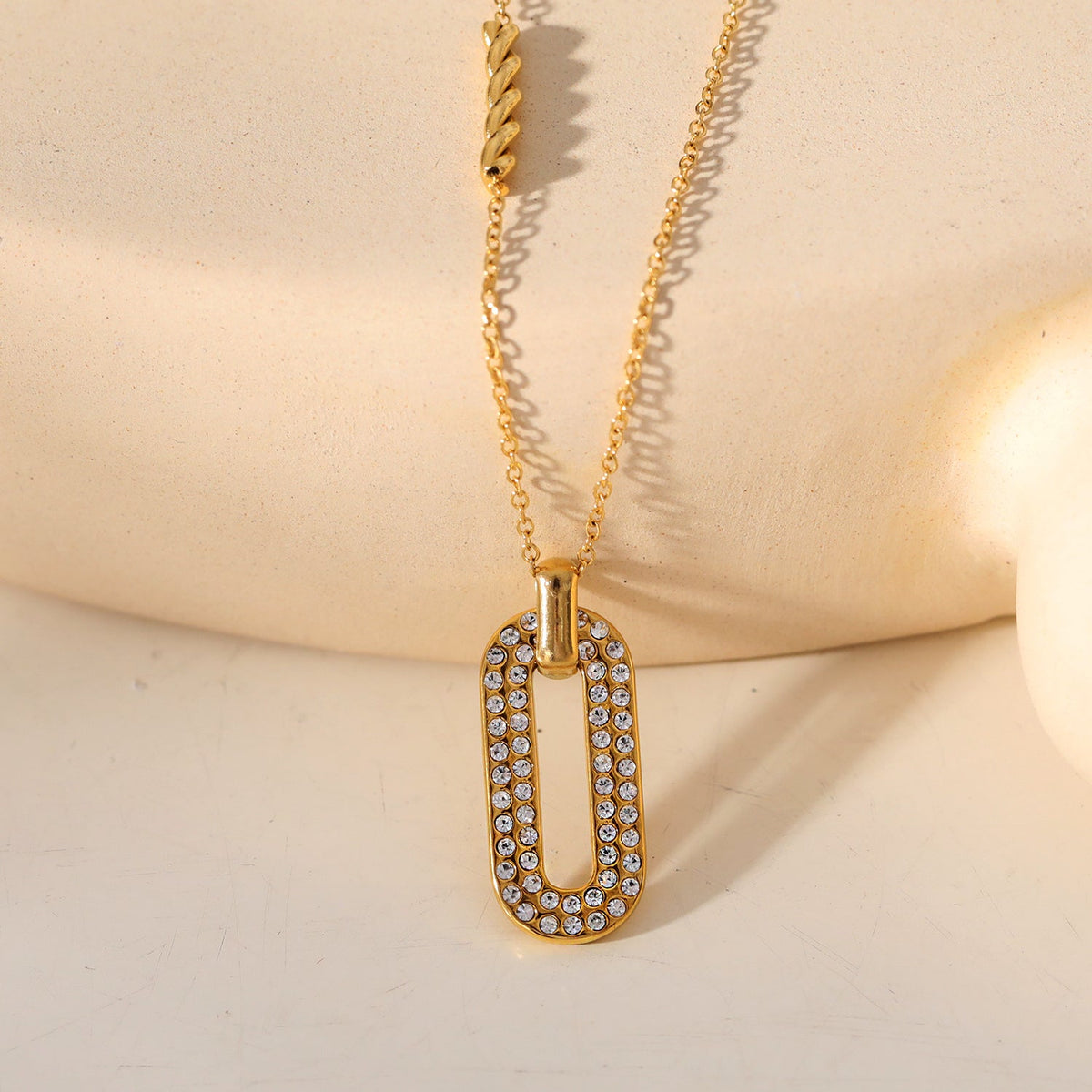 ASKIRA : Chaîne combinée torsadée avec un pendentif ovale orné de zircone