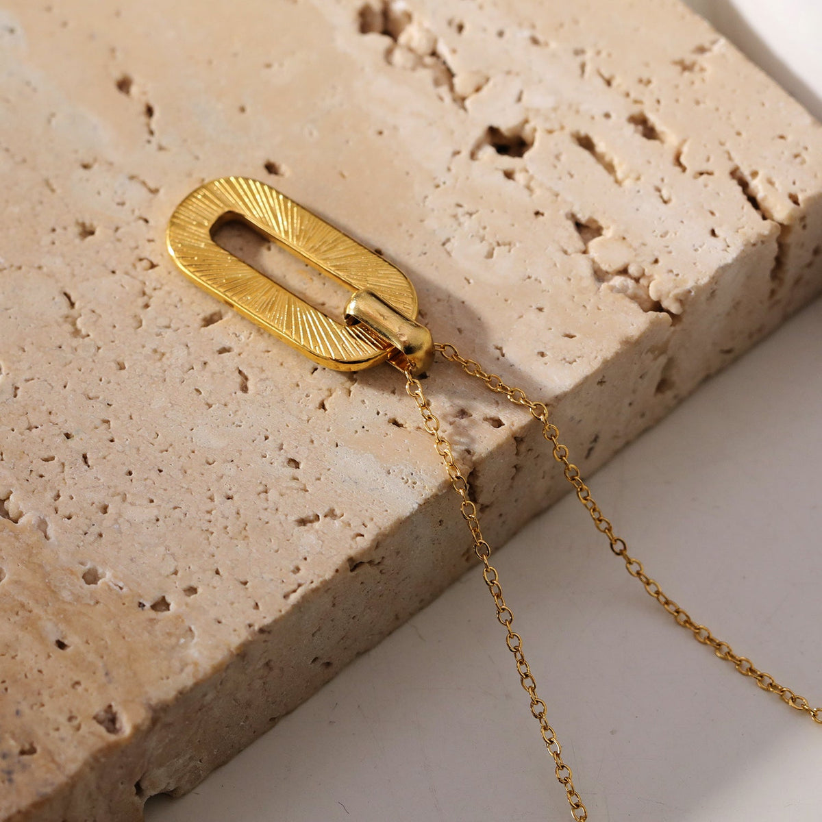ASKIRA : Chaîne combinée torsadée avec un pendentif ovale orné de zircone