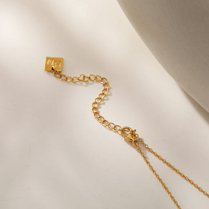 ASKIRA : Chaîne combinée torsadée avec un pendentif ovale orné de zircone