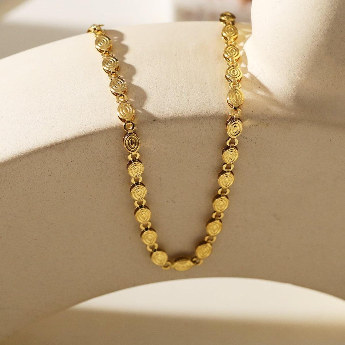 ANTHEA : Collier chaîne perlé ovale à motifs