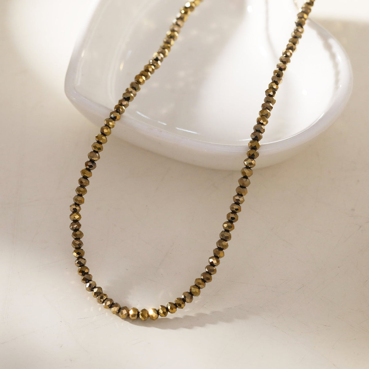 MEDILNA : Collier ras du cou deux tons or et noir avec perles en cristal