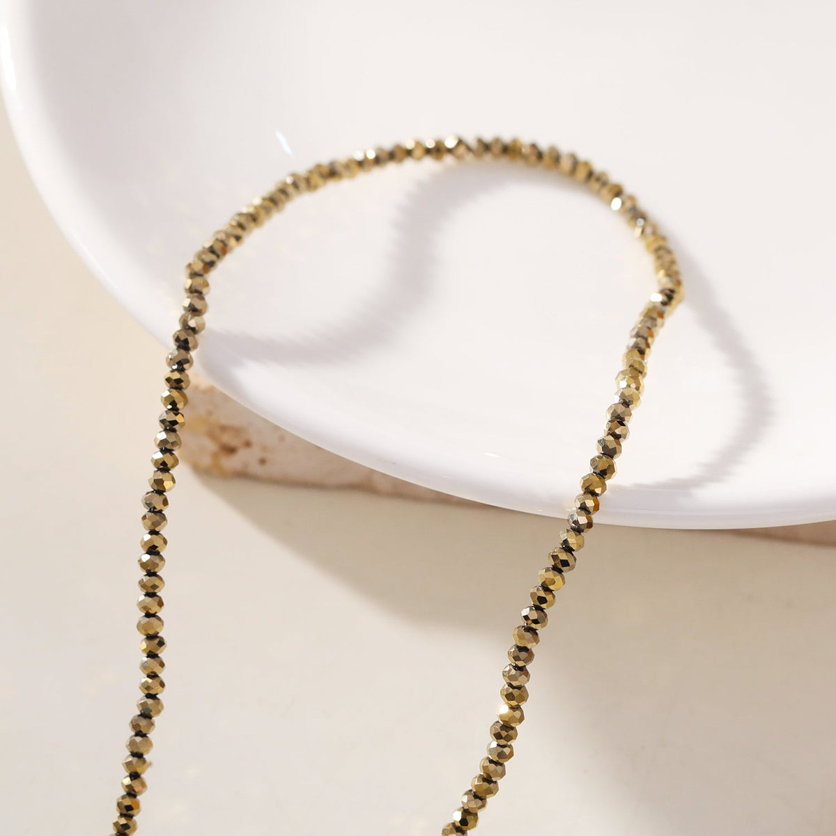 MEDILNA : Collier ras du cou deux tons or et noir avec perles en cristal